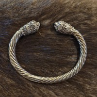 Kelten Armspange mit Granatsteinen aus Bronze Kelten Armspange mit Granatsteinen aus Bronze