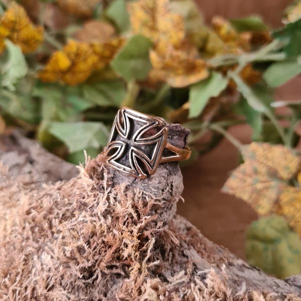 Kreuzritter Ring mit Tatzenkreuz aus Bronze