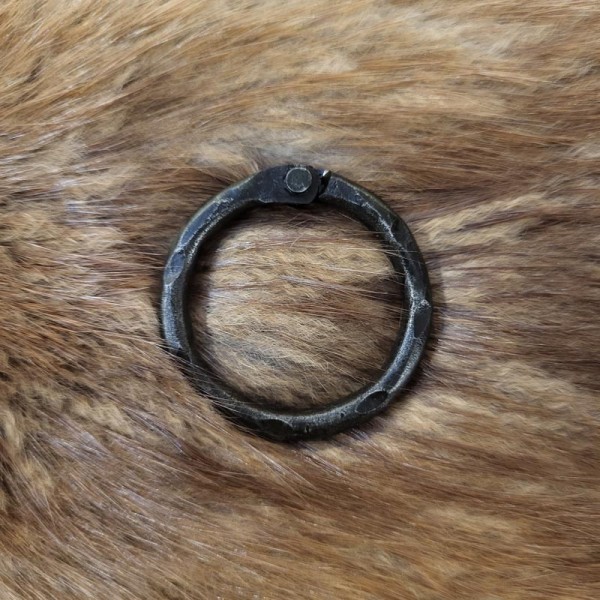 Handgeschmiederter Ring aus Eisen