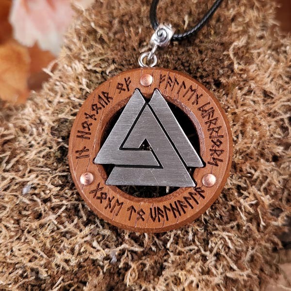 Amulett Valknut mit Runeninschrift aus Iroko Hartholz