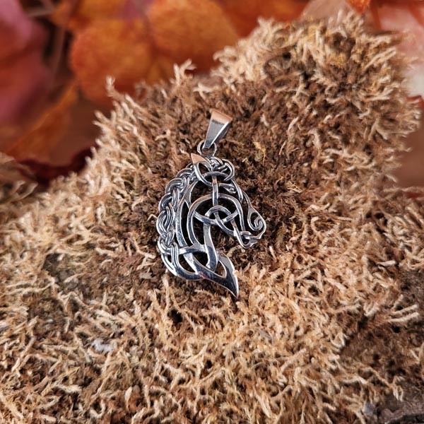 Anhänger Pferdekopf mit keltischen Knoten aus Silber