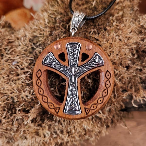 Schutzamulett mit Algiz Rune aus Iroko Hartholz