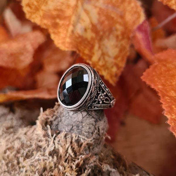 Mittelalter Prunkring Schwarzer Zirkon aus Silber