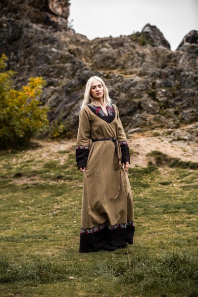 Wikinger Kleid Idun mit Stickerei