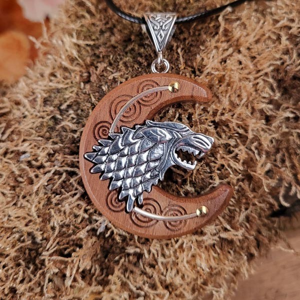 Amulett Schattenwolf mit Silbereinlage aus Schwarznuss